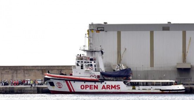 Vista de uno de los dos barcos de la Organización de Salvamento Open Arms, que han entrado a las 8.58 horas en el puerto de Palma