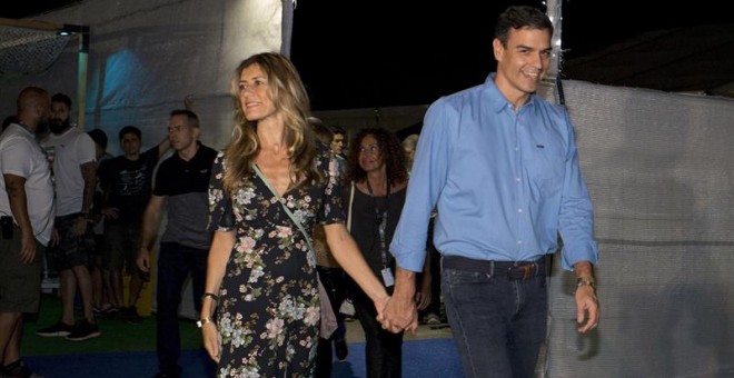 El presidente del Gobierno, Pedro Sánchez (d), y su esposa a su llegada al concierto que la banda estadounidense 'The Killers' | EFE