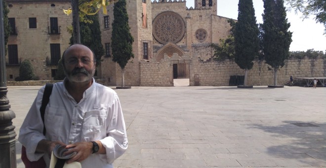 El professor de la UAB Xavier-Giró, davant del Monestir de Sant Cugat del Vallès. / AF.