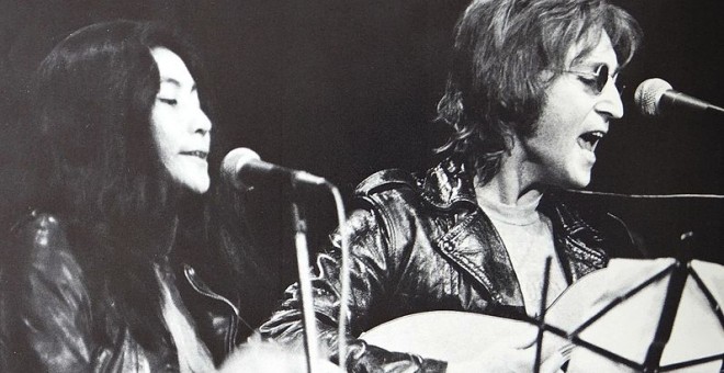 Yoko Ono y John Lennon durante un mitin por la liberación de John Sinclair.