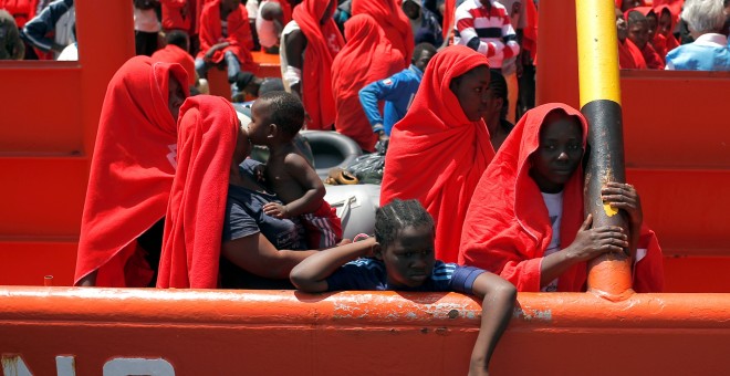 Un grupo de migrantes rescatados por Salvamento Marítimo en aguas del Estrecho de Gibraltar, a su llegada al puerto de Algeciras.- REUTERS/Jon Nazca