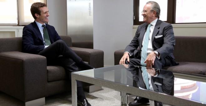 Pablo Casado durante la reunión mantenida con el que fuera presidente de Alianza Popular, Antonio Hernández Mancha, esta tarde en su despacho de la sede nacional del partido. EFE/PP/Diego Crespo