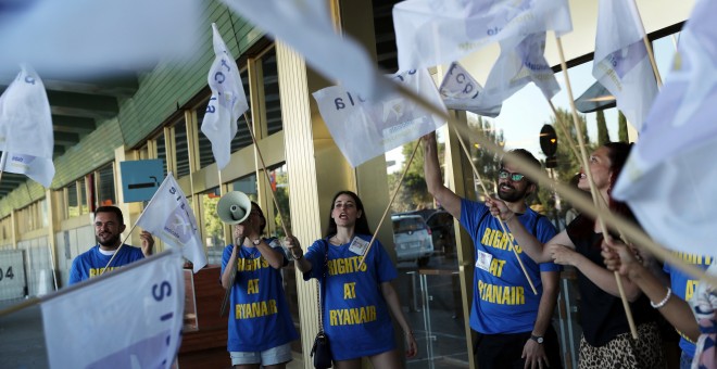 Los trabajadores de Ryanair en el primer dÃ­a de una huelga de tripulantes de cabina en el aeropuerto Adolfo SuÃ¡rez Madrid-Barajas. / REUTERS