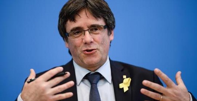 El ex presidente catalán Carles Puigdemont da una rueda de prensa en Berlín (Alemania) hoy, 25 de julio de 2018. Puigdemont afirmó que el fin de semana próximo regresará a Bélgica y que desde allí tiene la 'voluntad de continuar el mandato de la gente' y