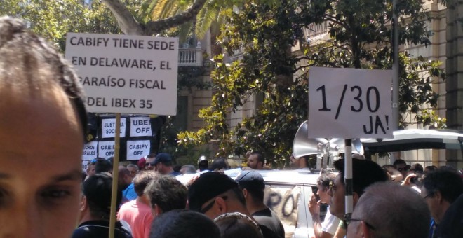 Concentració de taxistes de tot l'Estat davant la subdelegació del Govern central a Barcelona. / AF.
