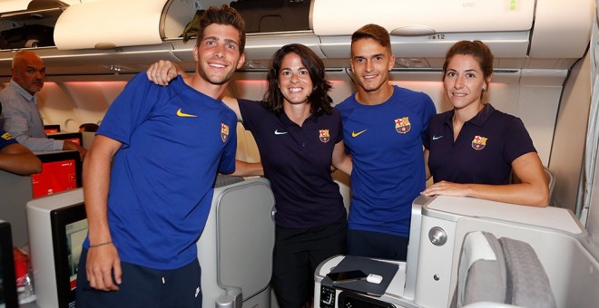 El equipo masculino y femenino del Barcelona antes de partir a Estados Unidos. / FUTBOL CLUB BARCELONA TWITTER