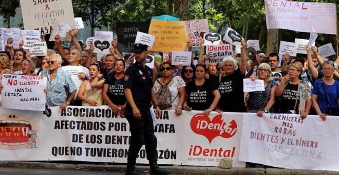 Cientos de personas venidos de diferentes puntos de España, afectados por la empresa de odontología iDental, durante la concentración hoy en frente al Ministerio de Sanidad, tras el cierre de las clínicas. EFE/Eduardo Oyana