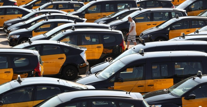 Cientos de taxis durante la lenta marcha por las calles de Barcelona durante su segunda jornada de huelga.- REUTERS/Albert Gea