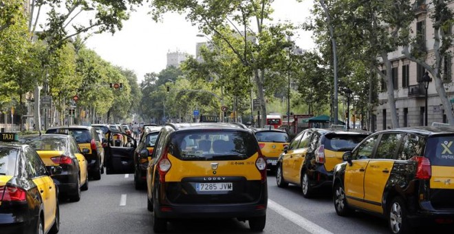Diversos taxis ocupan la Gran Vía de les Corts Catalanes de Barcelona .EFE/Andreu Dalmau