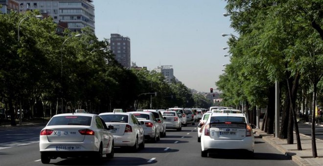 Un grupo de taxis realiza una pitada a su paso por el ministerio de Industria y Competitividad en Madrid. EFE