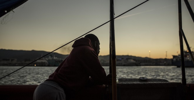 Un migrantes observa Algeciras desde el barco María Zambrano de Salvamento Marítimo. JAIRO VARGAS