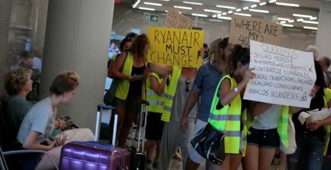 Varios trabajadores de Ryanair se manifiestan reclamando mejores condiciones laborales | Foto: Reuters