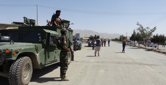 Oficiales de seguridad montan guardia en las carreteras que conducen al escenario de un ataque suicida en la provincia de Paktia (Afganistán).EFE/Ahmadullah Ahmadi