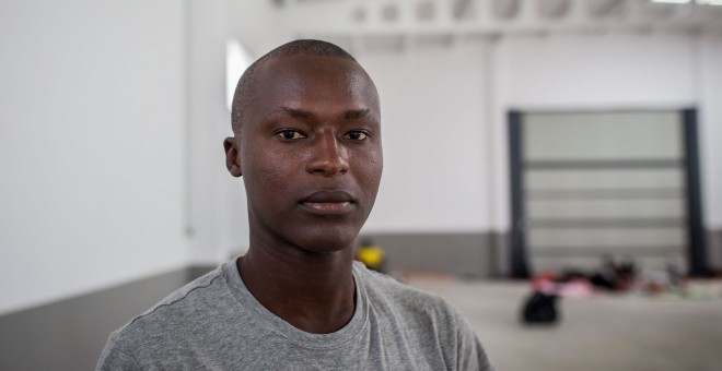 Mohamed Koroma, de 23 años y procedente de Sierra Leona, en la nave industria de Barbate donde fue retenido 72 horas tras ser rescatado en patera el pasado miércoles.- JAIRO VARGAS