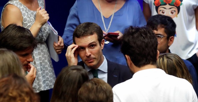 El presidente del PP y diputado por Ávila, Pablo Casado, habla con los periodistas tras su comparecencia en la sede del partido tras conocerse que la jueza ha pedido al Tribunal Supremo al considerar que existen 'indicios' de delito por su máster.EFE/Chem