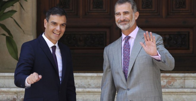 El rey Felipe VI y el presidente del Gobierno,Pedro Sánchez, en el Palacio de Marivent. EFE