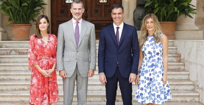 Els reis posen amb el president del govern central, Pedro Sánchez, i la seva dona, Begoña Gómez, al Palau de Miravent. EFE/Casa de S.M El Rey/Francisco Gómez