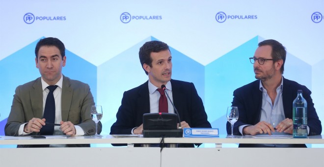 Pablo Casado (c), el nuevo líder del PP, junto a Teodoro García Egea (i) y Javier Maroto (d). / Europa Press