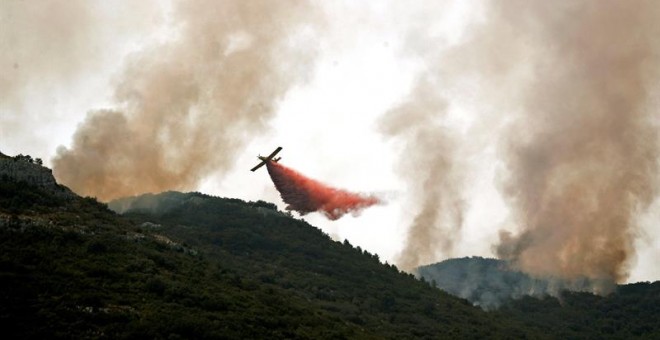 Barx (La Safor). Continua actiu l'incendi forestal de Llutxent (Vall d'Albaida) que ha cremat més de 1.500 hectàries i ha obligat a desallotjar unes 2.500 persones. EFE/Manuel Bruque