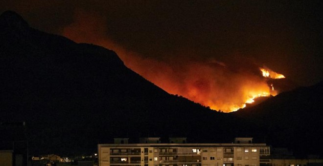 Vista del incendio forestal que afecta a los términos de Llutxent, Pinet y Barx desde la localidad valenciana de Gandía. / EFE