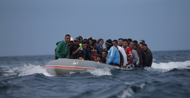 Una patera con decenas de migrantes antes de desembarcar en la playa Del Canuelo tras cruzar el Estrecho de Gibraltar navegando desde la costa de Marruecos, en Tarifa. / Reuters