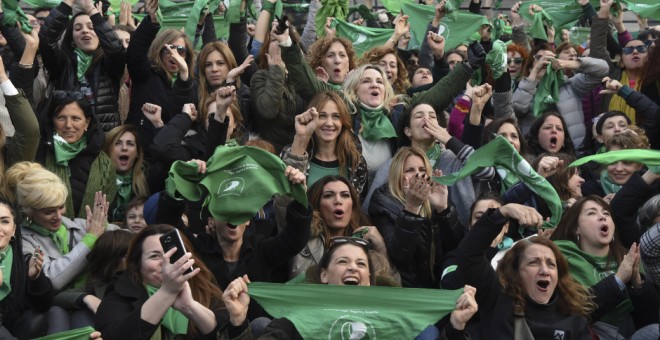 La llamada 'marea verde' de mujeres se manifiesta a favor de la legalización del aborto en Argentina. AFP