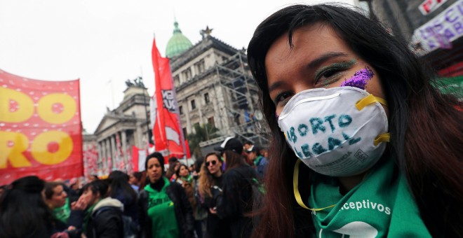 Activistas a favor de la despenalización del aborto se concentran en la Plaza del Congreso de Buenos Aires, donde el Senado argentino debate la ley sobre la interrupción del embarazo.. REUTERS/Marcos Brindicci