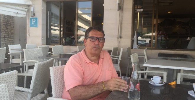 L'advocat Jaume Alonso-Cuevillas, en una cafeteria de la costa catalana / M.D.
