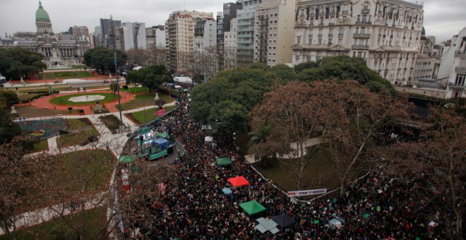 Decenas de miles de personas a favor del aborto se concentran en la Plaza del Congreso de Buenos Aires mientras el Senado argentino debate el proyecto de ley sobre la despenalización de la interrupción voluntaria del embarazo. REUTERS/Martin Acosta