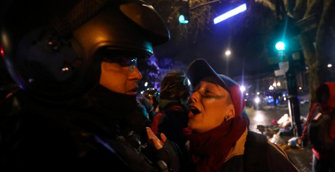 Una mujer discute con un policía durante los enfrentamientos fuera del Congreso después de que los senadores rechazaran un proyecto de ley para legalizar el aborto, en Buenos Aires - REUTERS/Marcos Brindicci