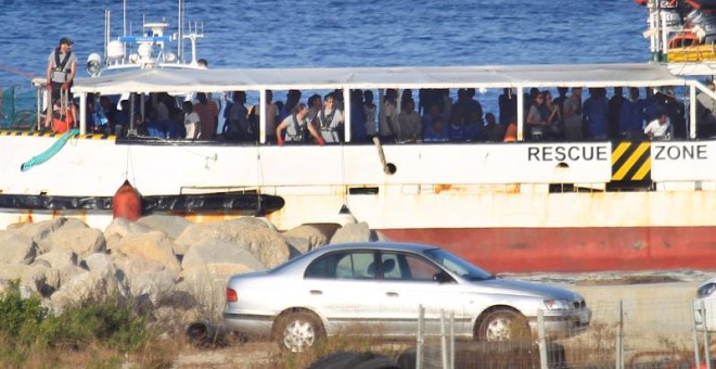 El buque Open Arms a su llegada hoy al muelle de San Roque (Cádiz). EFE