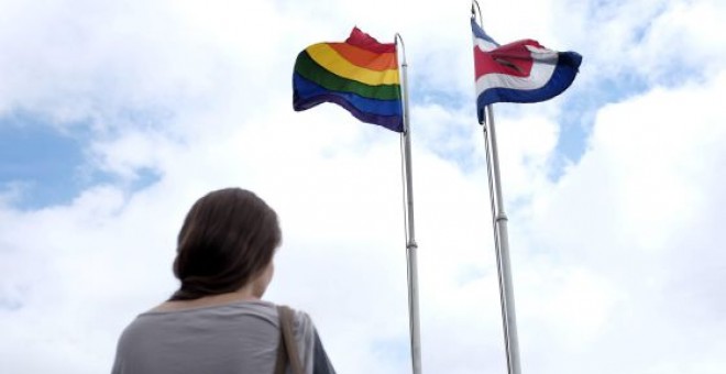 La bandera gay y la de Costa Rica en la Casa Presidencial. / J. A. (EFE)