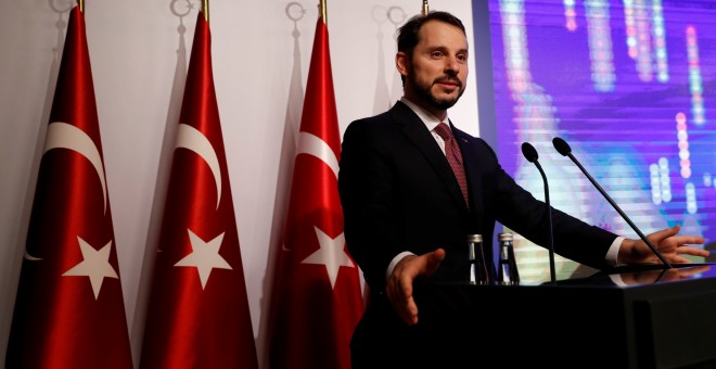 El ministro de Finanzas turco, Berat Albayrak, en la presentación ante un grupo de empresarios del 'nuevo plan económico' para estabilizar las finanzas del país. REUTERS/Murad Sezer