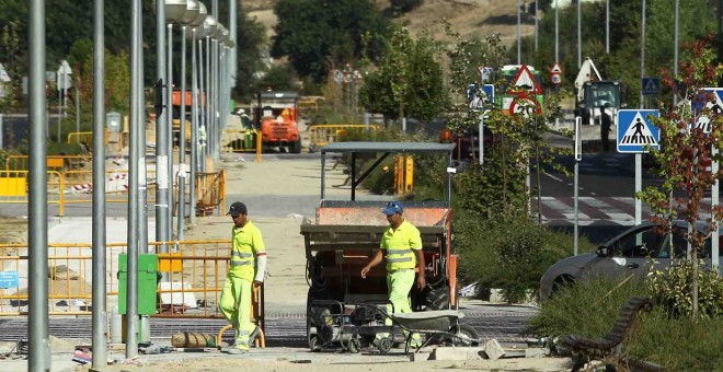 Dos homes treballen a una obra de Barcelona. Europa Press