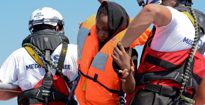 Una mujer es rescatada por efectivos de SOS Mediterráneo. REUTERS/Guglielmo Mangiapane/Archivo