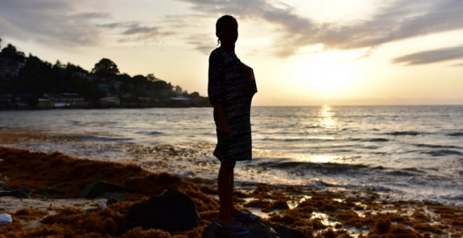 La silueta de una mujer frente al mar en Liberia. ISSOUF SANOGO / AFP