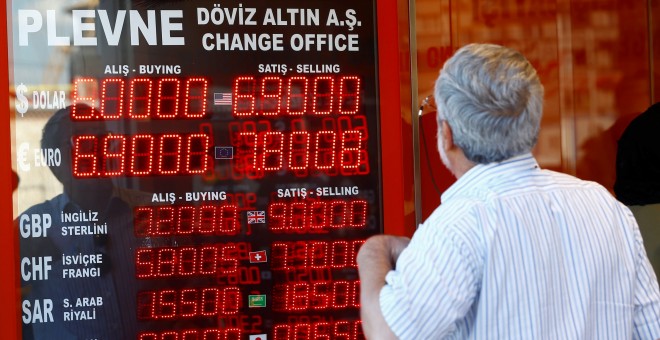 Un hombre mira un opanel informativo de una casa de cambio de moneda en Estambul. REUTERS/Osman Orsal