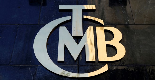 Logo del Banco Central de Turquía (TCMB), en la sede del organismo en Ankara. REUTERS/Umit Bektas