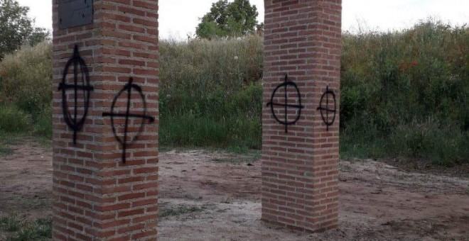 Imagen del monumento a las víctimas del franquismo en Alcalá de Henares, objeto de un ataque con pintadas fascistas. EP