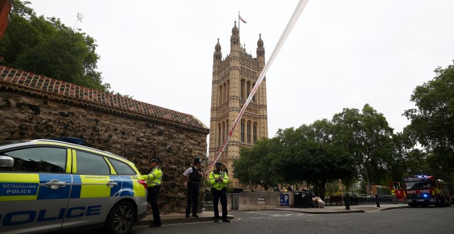 Policías en el cordón que impide el paso a las cercanías de Westminster, en Londres, tras el incidente. REUTERS