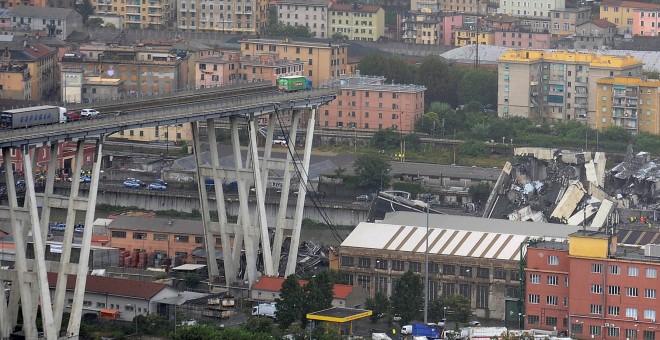 Otra vista del colapsado puente Morandi de Génova (Italia) REUTERS