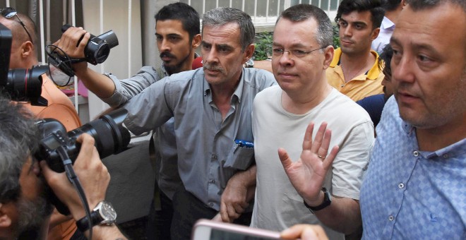 El pastor estadounidense Andrew Brunson, a su llegada a su domicilio, tras su salid de la prisión turca de Esmirna, el pasado julio. REUTERS