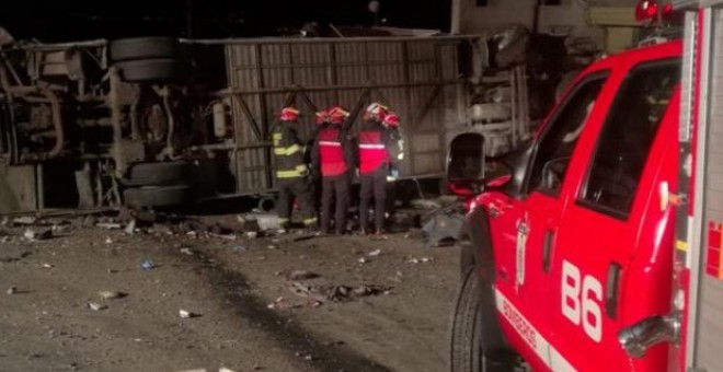 Imagen del autobÃºs internacional accidentado. Cuerpo de Bomberos de Quito.