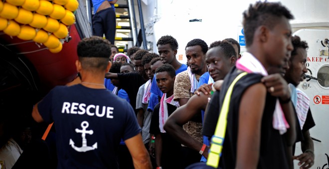 Migrantes a bordo del barco de rescate humanitario MV Aquarius, en el Mediterráneo. REUTERS/Guglielmo Mangiapane