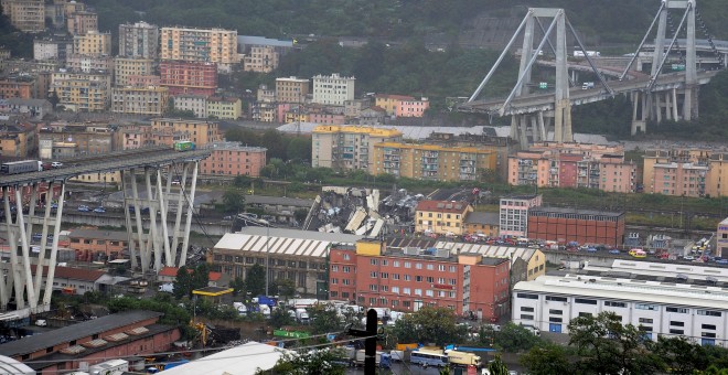 Al menos 22 personas han muerto y cinco han resultado gravemente tras el derrumbe de un puente en Génova (Italia). / REUTERS