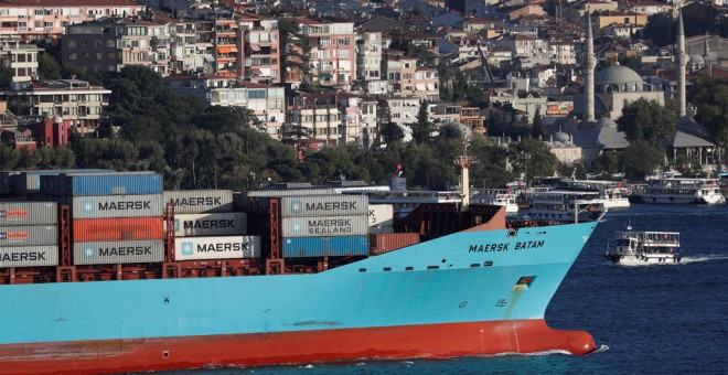 Un buque de contenedores de la compañía Maersk navega por el Bósforo hacia el Mediterráneo, en Estambul (Turquía). REUTERS/Murad Sezer