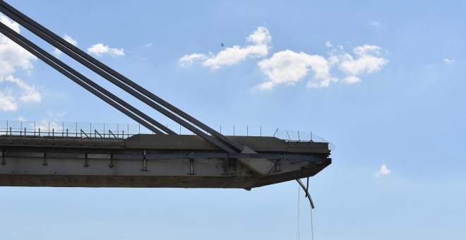 Vista de los restos del puente Morandi, que se derrumbó el martes en Génova (Italia). EFE/ Luca Zennaro