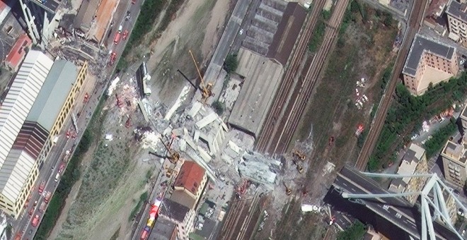 Fotografía de la Agencia Espacial Europea, que muestra una imagen vía satélite del puente Morandi tras su derrumbe en Génova. EFE