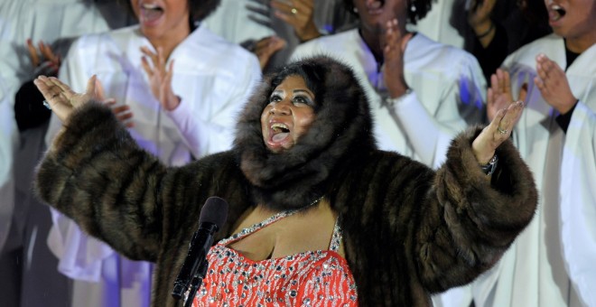 Foto de archivo de la cantante estadounidense Aretha Franklin durante su actuación en la ceremonia de encendido de las luces del árbol de Navidad a las puertas del edificio de la Bolsa de Nueva York (Estados Unidos) el 2 de diciembre de 2009. EFE/Peter Fo