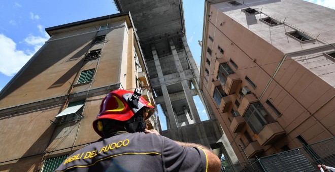 Un bombero contempla los edificios junto al puente que se derrumbó el pasado martes en Génova (Italia). EFE/ Luca Zennaro
